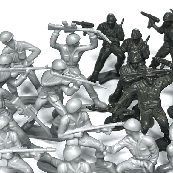 Army men plastic figures. 47 pieces approx 2" tall - Picture 6 of 7